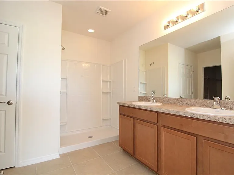 2129 SE 10th Pl — Photo 2