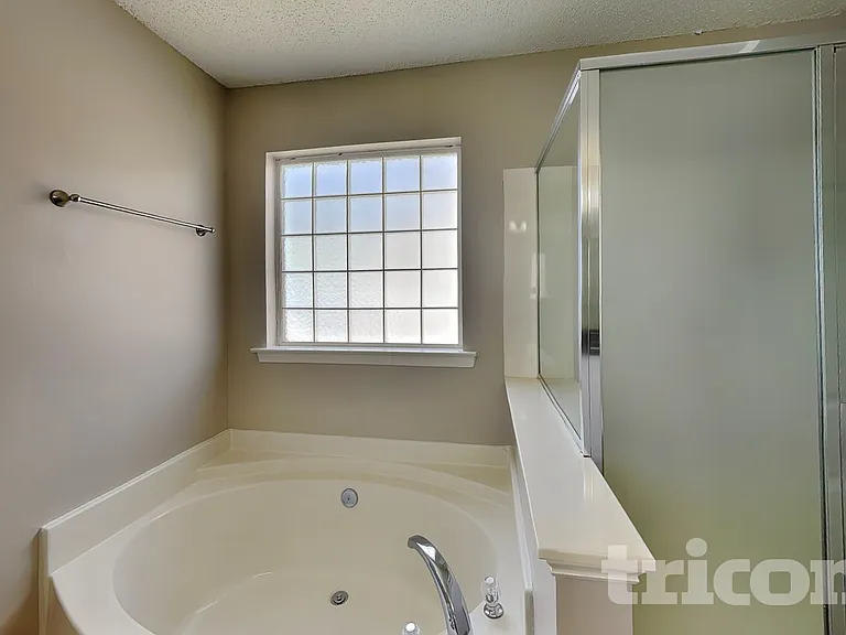 2208 Ballingarry Dr — Photo 10