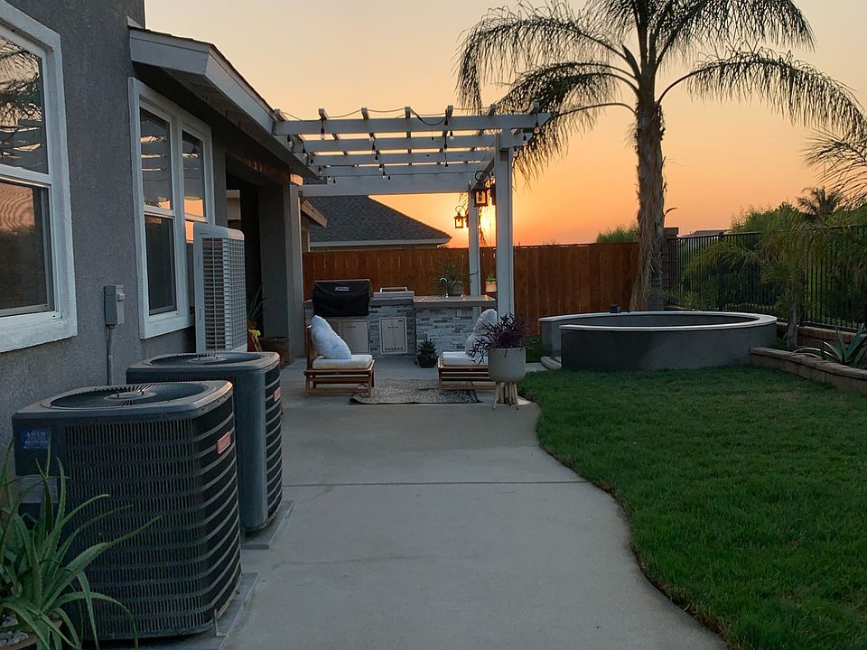 Enjoy a carne asada with a dining room or living space to enjoy a cold/hot drink.