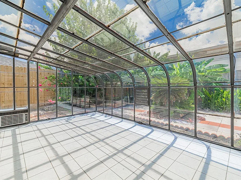 13911 Locke Ln — Photo 11