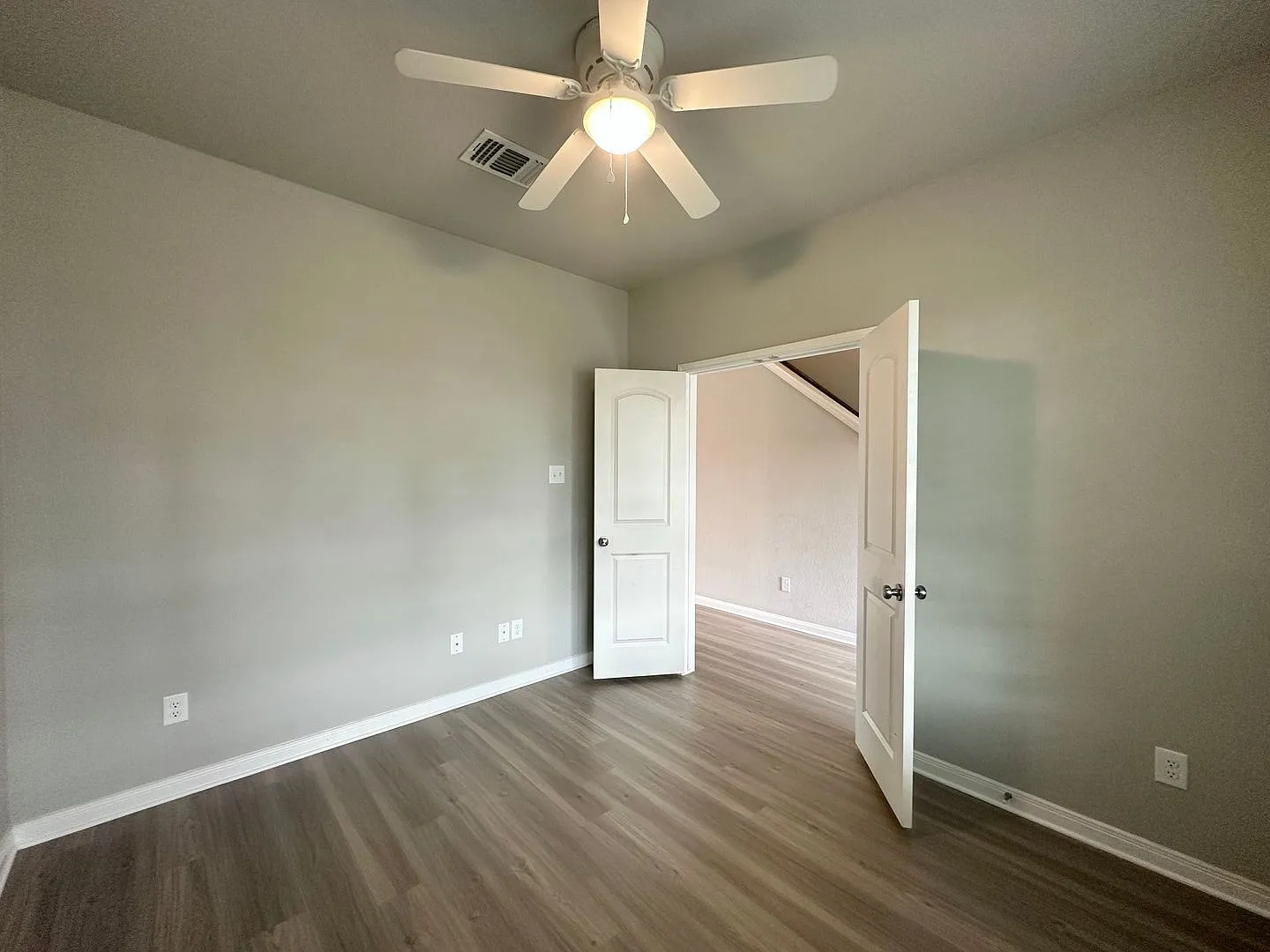 Viewable October 1st! Small Pets Accepted! — Photo 4
