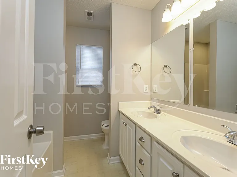 940 Londonderry Dr — Photo 11