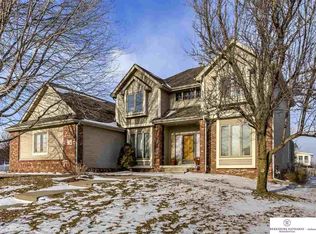 1105 Roland Dr, Papillion, NE 68046
