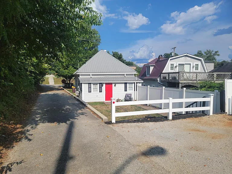 200 Jacksboro St — Photo 2