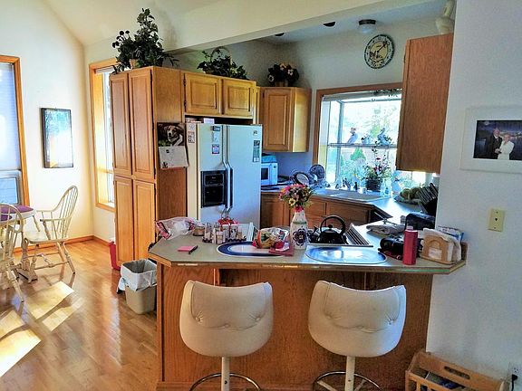 Oak Kitchen with all appliances and Breakfast nook