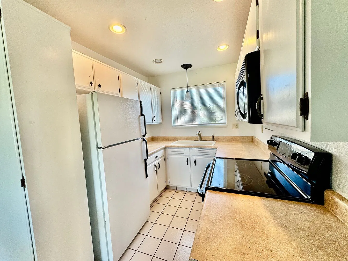 2 Bedroom Beach Front Condo in Ocean Park! — Photo 4