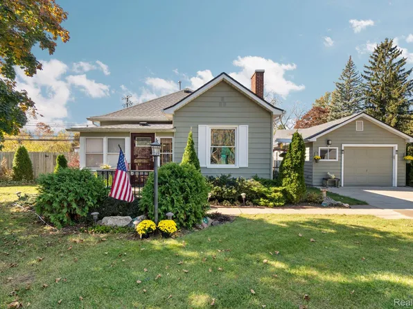 125 University Dr, Howell, MI 48843