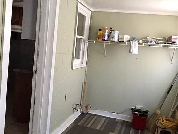 3rd image of 2906 Hedge Dr