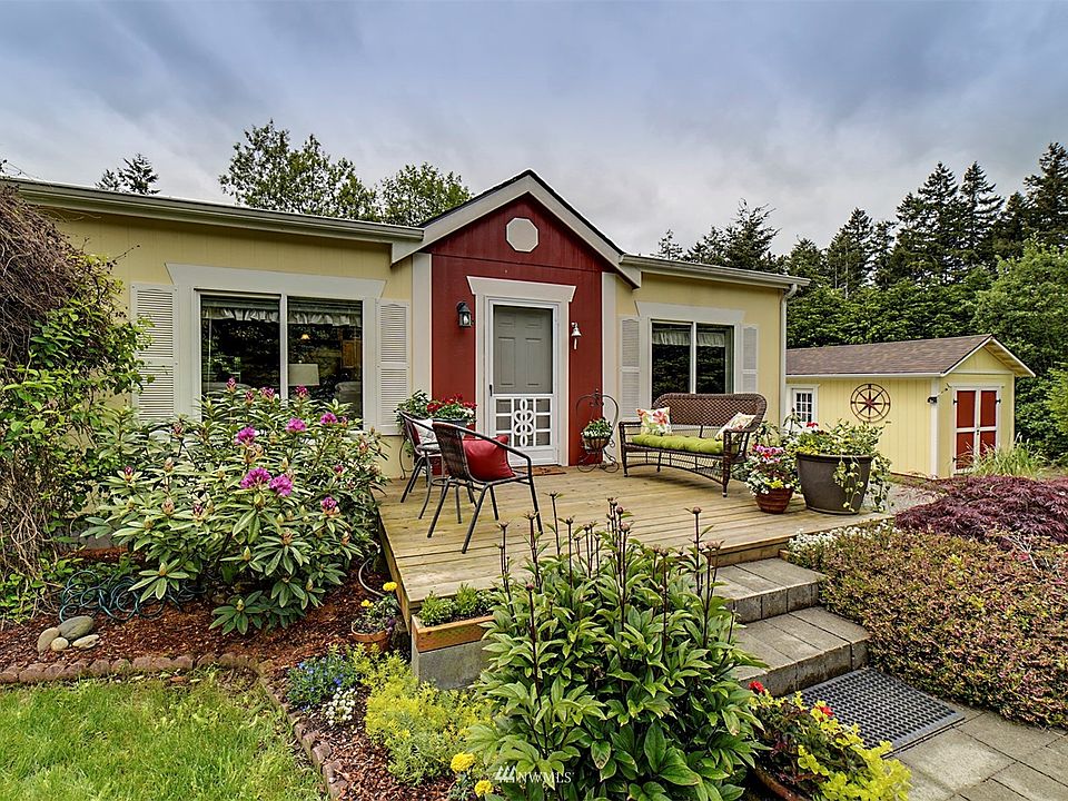 Welcome to this gorgeous manufactured home in Port Hadlock Heights Park