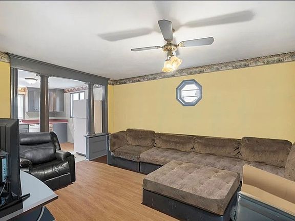 3rd image of 24 Redfern St