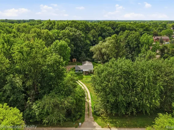60677 Nine Mile Rd, South Lyon, MI 48178