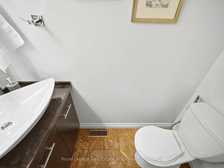 1308 Valerie Cres — Photo 15