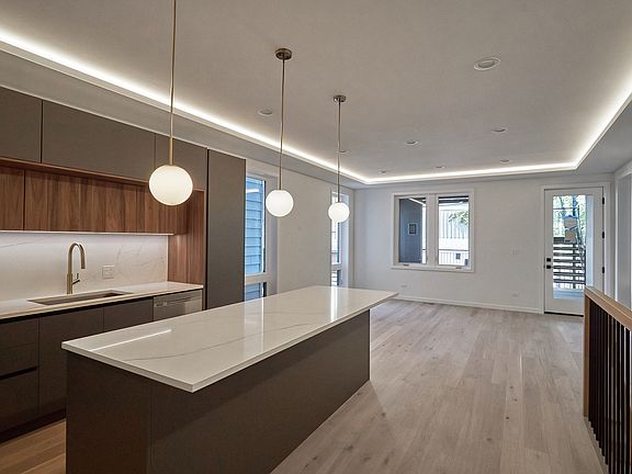 3rd image of 831 N Maplewood Ave #1