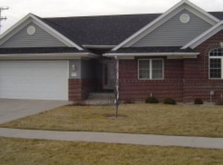 2229 Oak Valley Dr, Muscatine, IA 52761