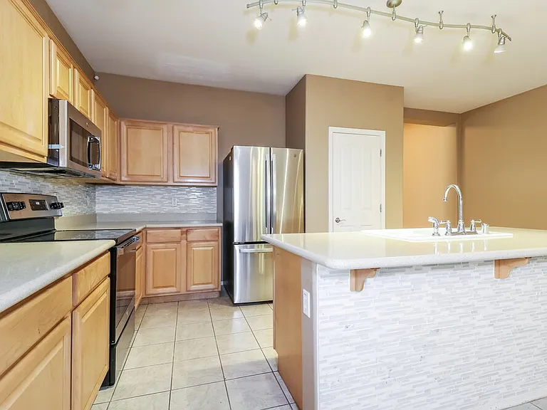 3116 S 82nd Ln — Photo 8