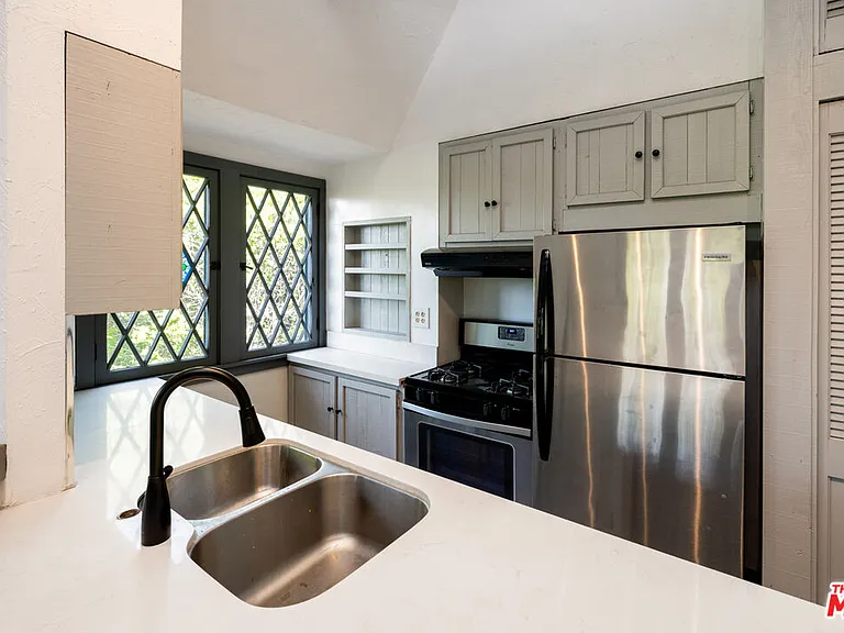 1954 Hillcrest Rd #3 — Photo 15