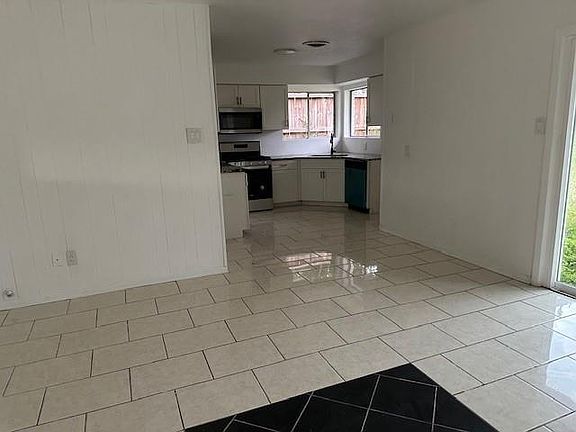4th image of 910 Oak St