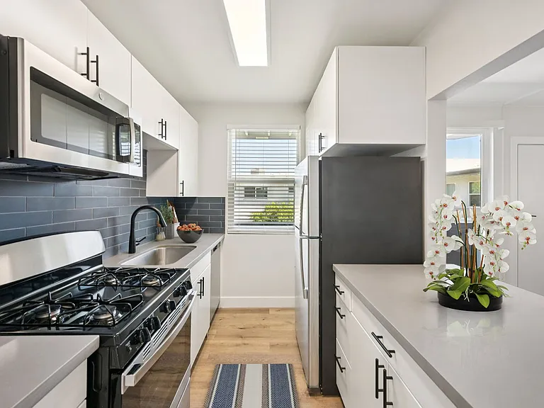 Ellis Midtown — Photo 30