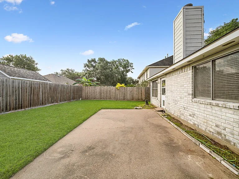 1242 Hunter Wood Dr — Photo 2