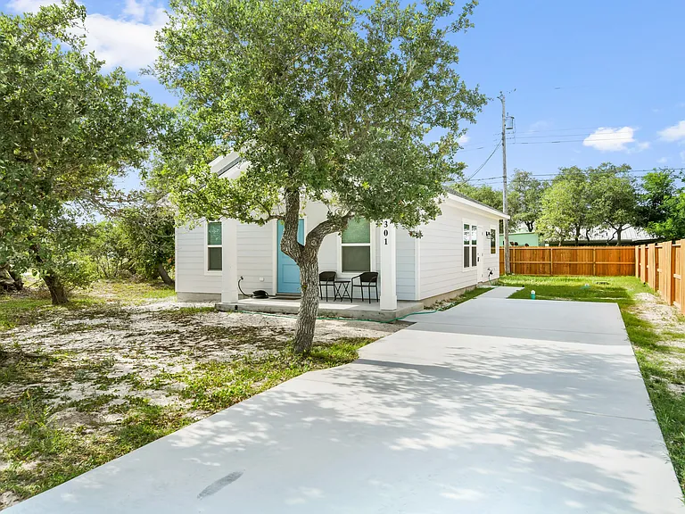 301 Rustic Oak Ln — Photo 2