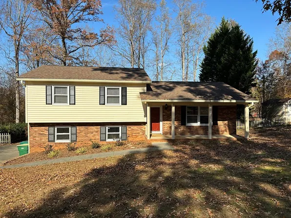 6713 Kennette Dr, Pfafftown, NC 27040