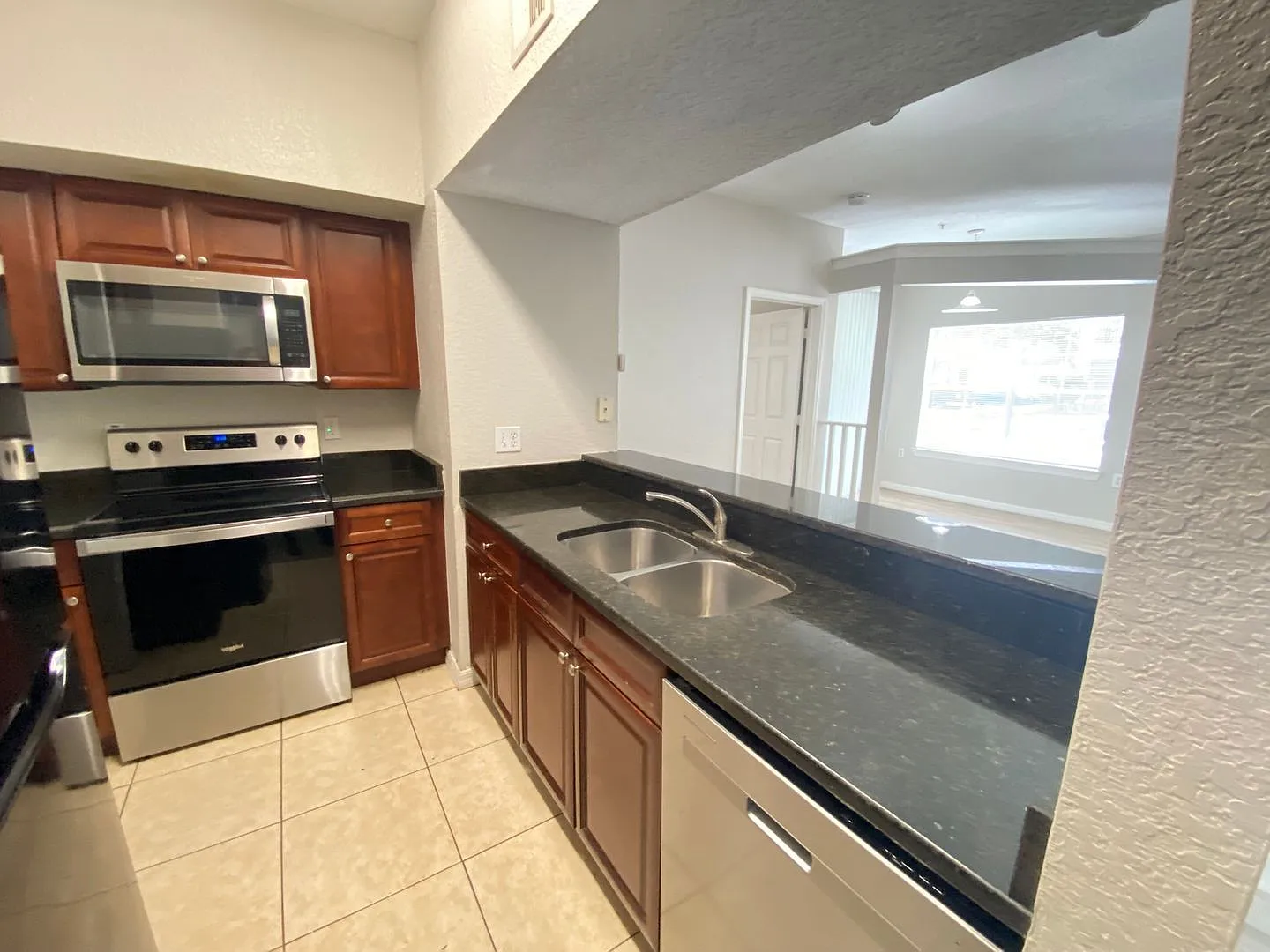 2 bed, 2.0 bath, 1063 sqft, $1,645 — Photo 2