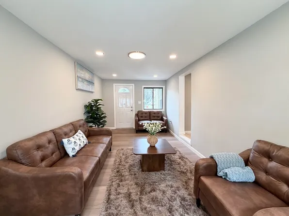 87 Vezina Ave, Leominster, MA 01453