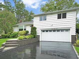 35 Cranberry Ln, Plainview, NY 11803
