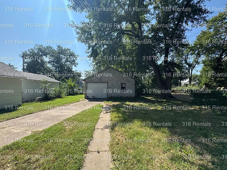 425 E 3rd St — Photo 12