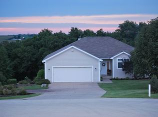 2284 Dakota Wood Dr, Pella, IA 50219