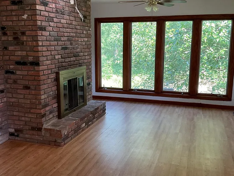 651 N County Line Rd — Photo 4