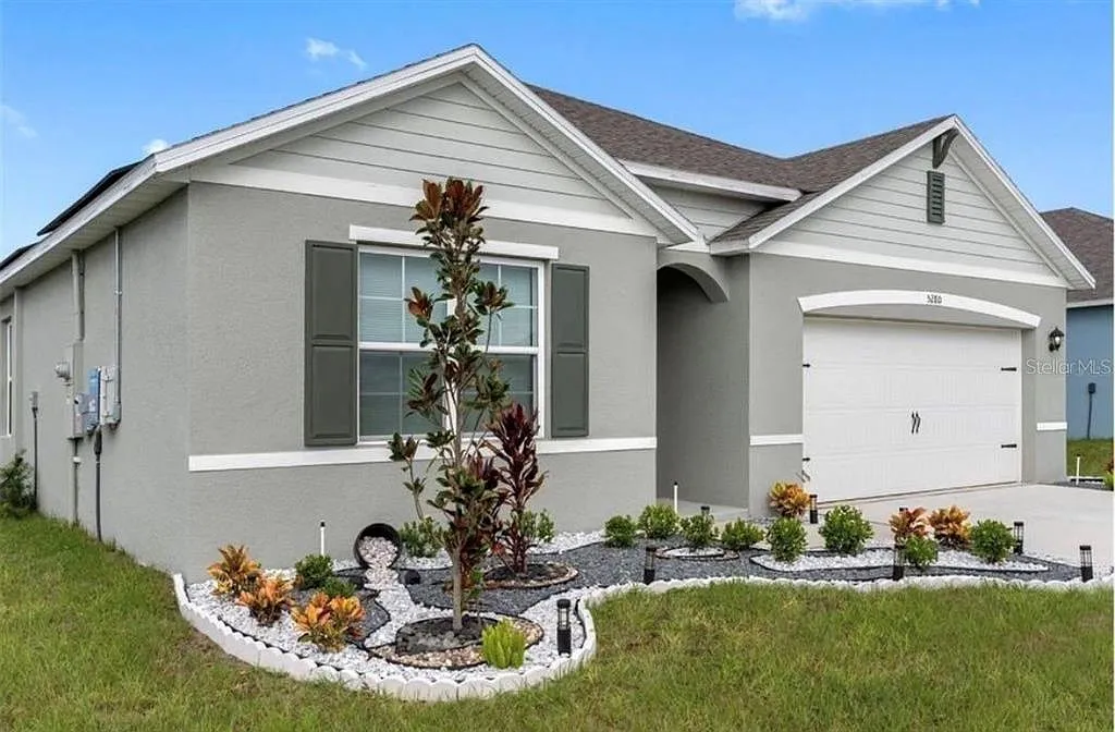 4 bed, 2.0 bath, 1867 sqft, $2,300 — Photo 2