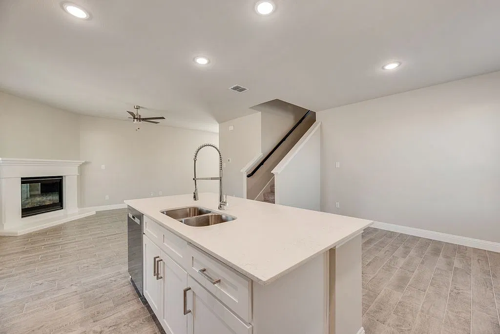 4 bed, 2032 sqft, $2,400 — Photo 4