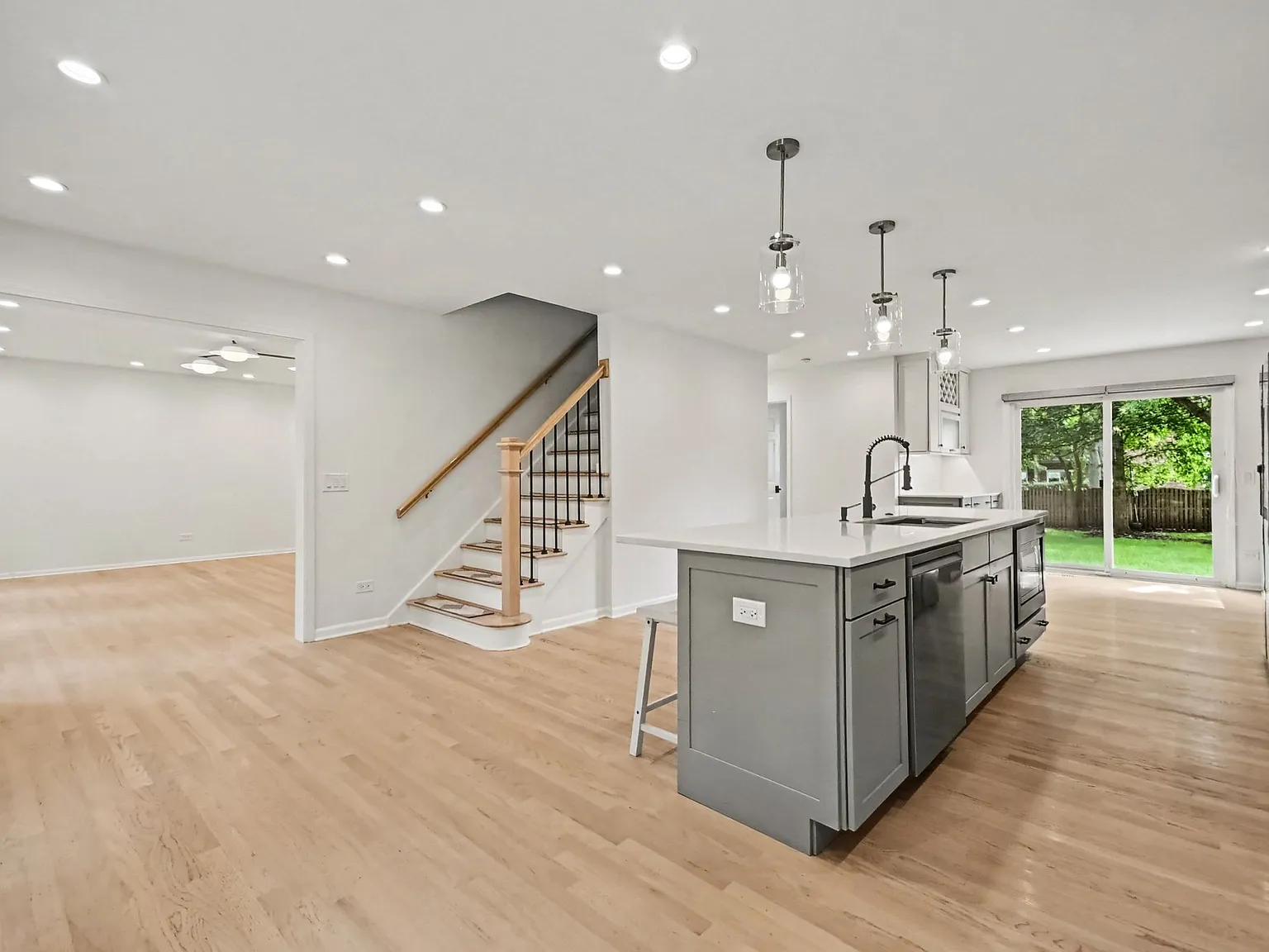 4 bed, 2.5 bath, 2160 sqft, $4,400 — Photo 4