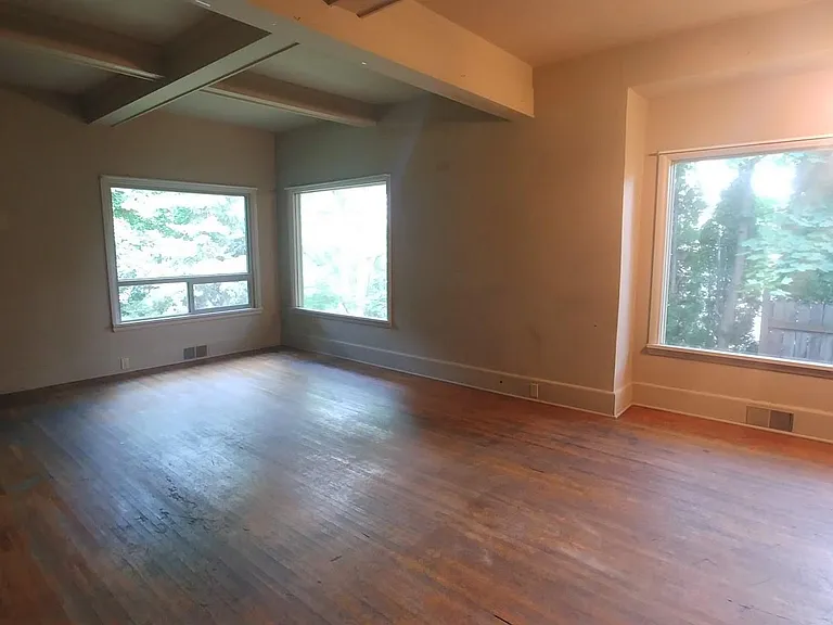 1030 NE Indiana St — Photo 3