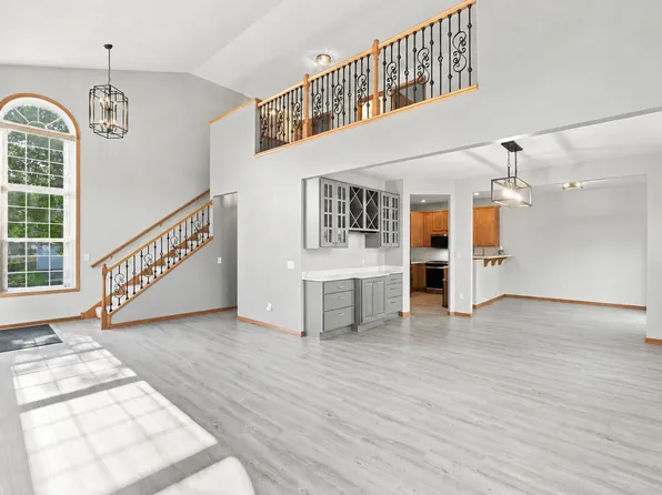 7143 Arthur Dr, Woodbury, MN 55125