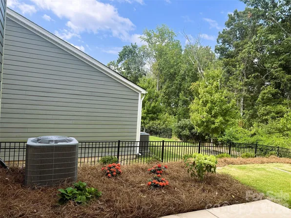 1220 Gossamer Hill Dr, Belmont, NC 28012