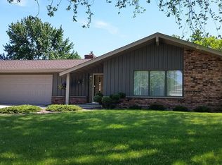 15285 W Kingsway Dr, New Berlin, WI 53151