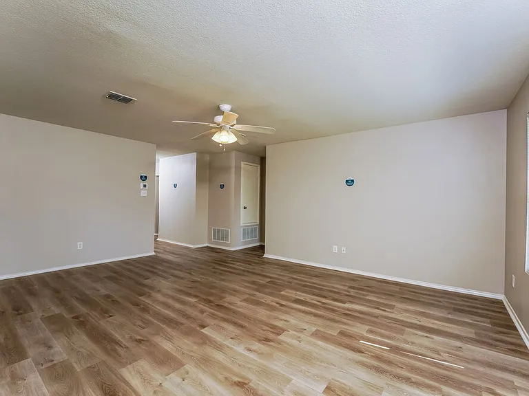 1209 Lambert Dr — Photo 5