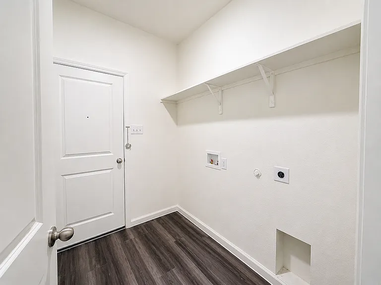 715 Wellington Dr — Photo 3