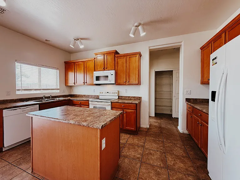 906 S 118th Ln — Photo 10