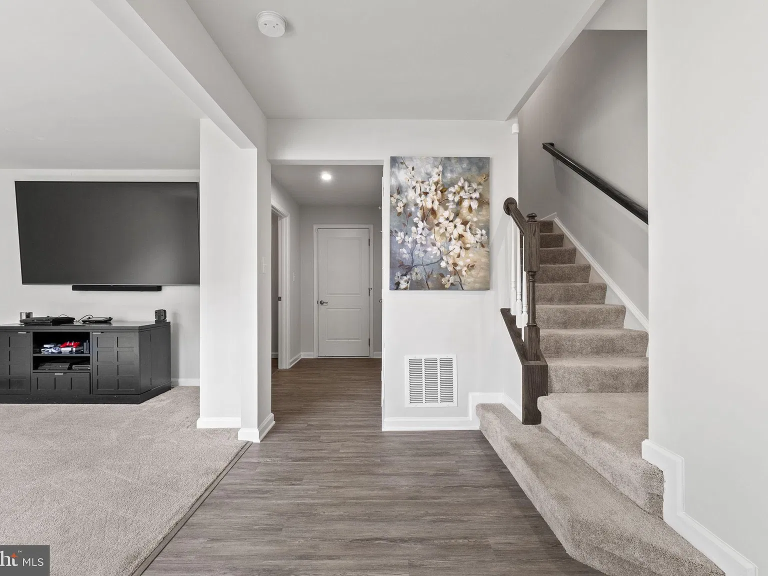3 bed, 2.5 bath, 2332 sqft, $2,600 — Photo 3