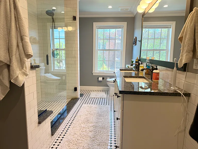 Primary bedroom en-suite bathroom