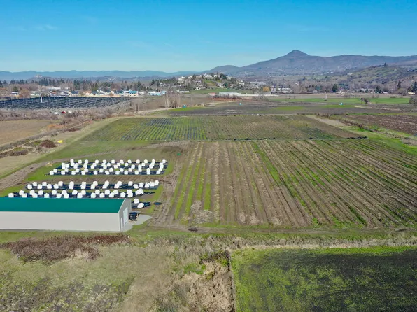 794 Hartley Rd, Phoenix, OR 97535