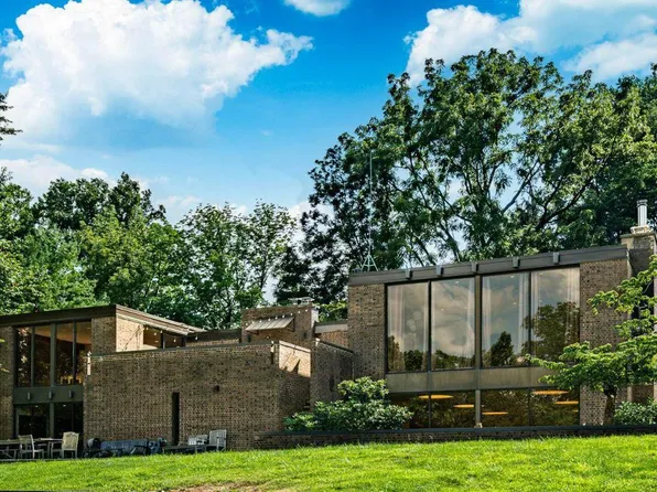 857 Briarwood Rd, Newtown Square, PA 19073