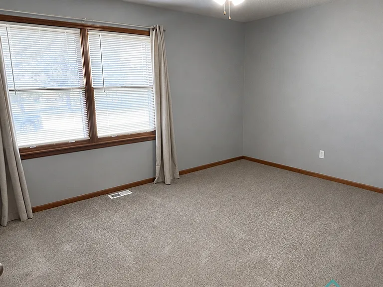227 E Colleen Dr — Photo 5