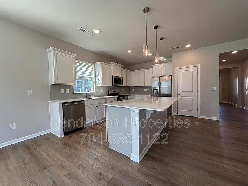 3 bed, 2.0 bath, 1592 sqft, $1,975 — Photo 4