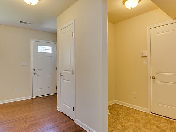 5th image of 565 Leonard Ln