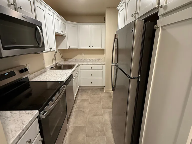586 Franklin St — Photo 3