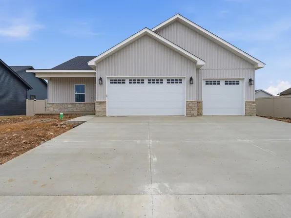 1303 W Hillcrest Dr, Chillicothe, IL 61523